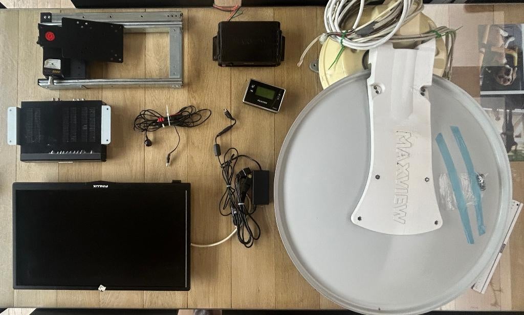 Complete set voor inbouw caravan - satellietschotel / scherm, Caravans en Kamperen, Caravans, Particulier