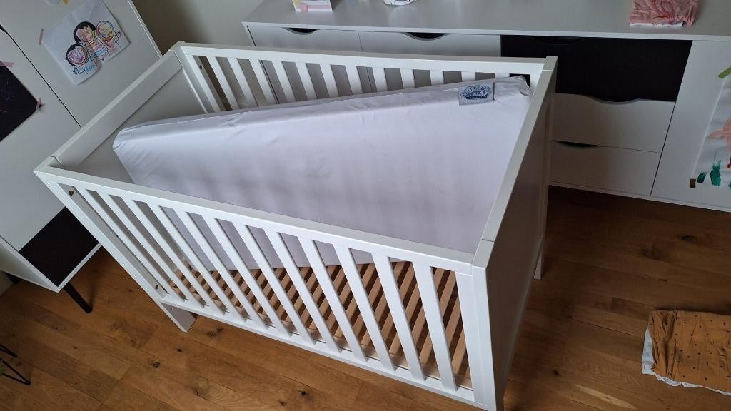 lit bébé + matelas + draps + duvet + sacs de couchage, Matelas, Moins de 70 cm, Comme neuf, Enlèvement