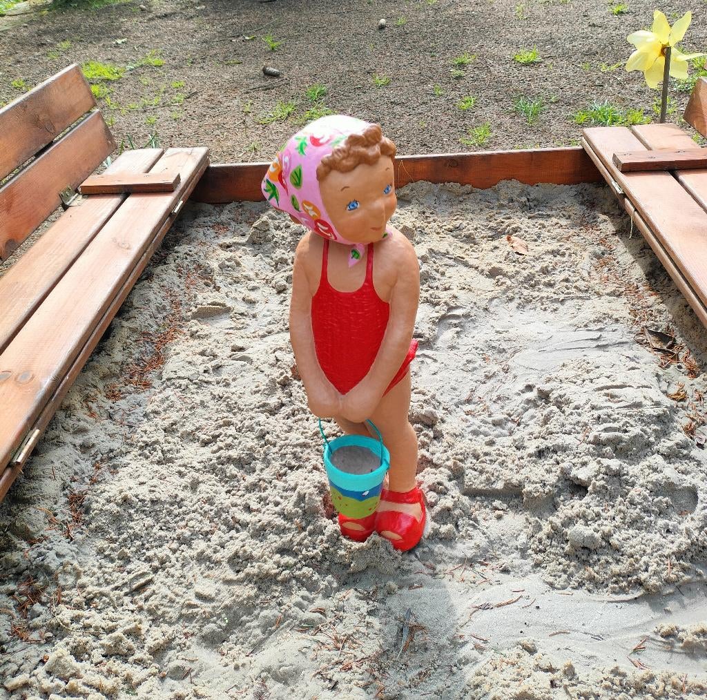 Strandmeisje met emmertje in papier-maché., Ophalen of Verzenden, Zo goed als nieuw, Mens