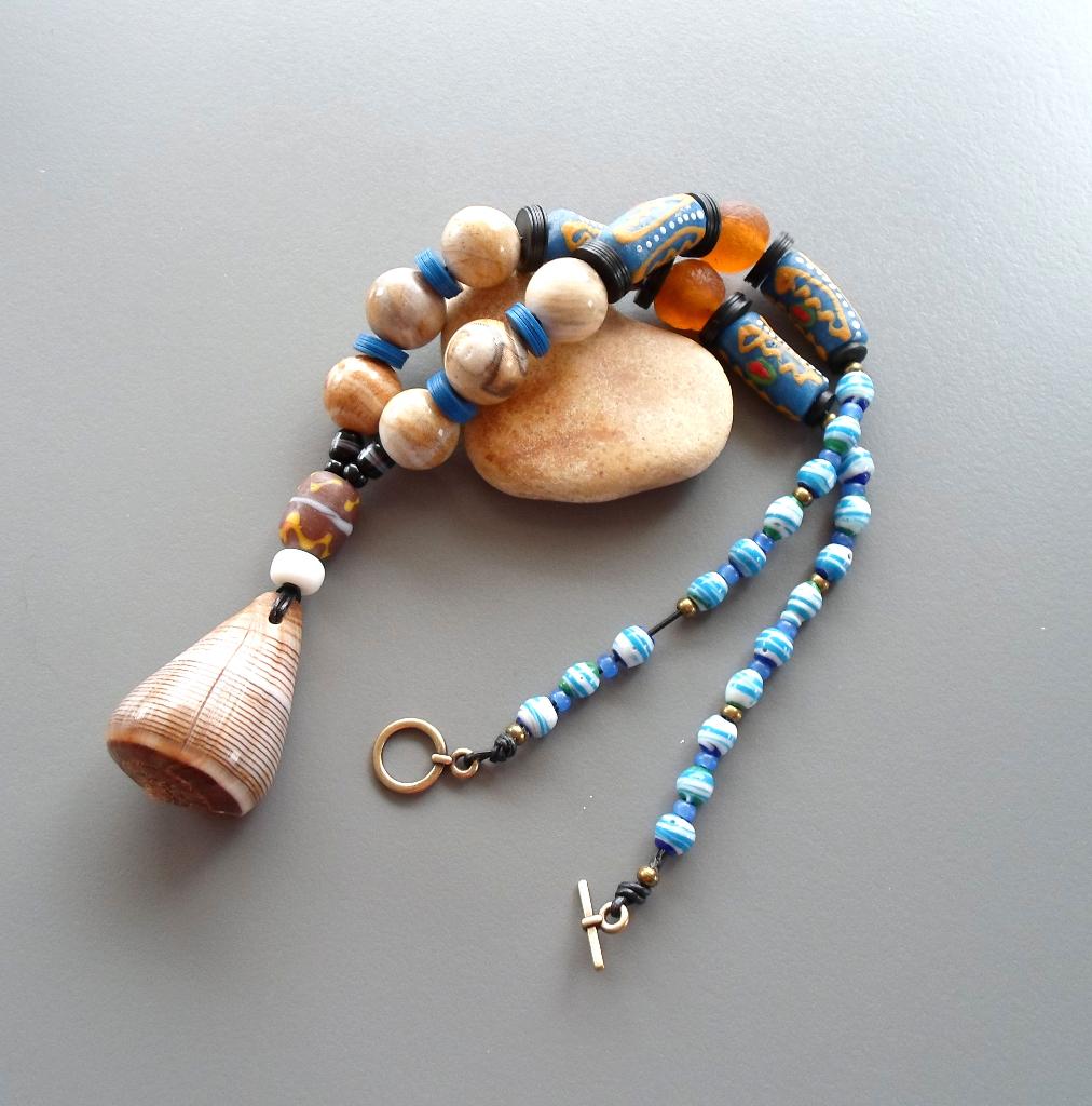 Collier tribal en bois fossile, verre africain et coquillage, Neuf, Pierre ou Minéral, Enlèvement ou Envoi, Avec pendentif