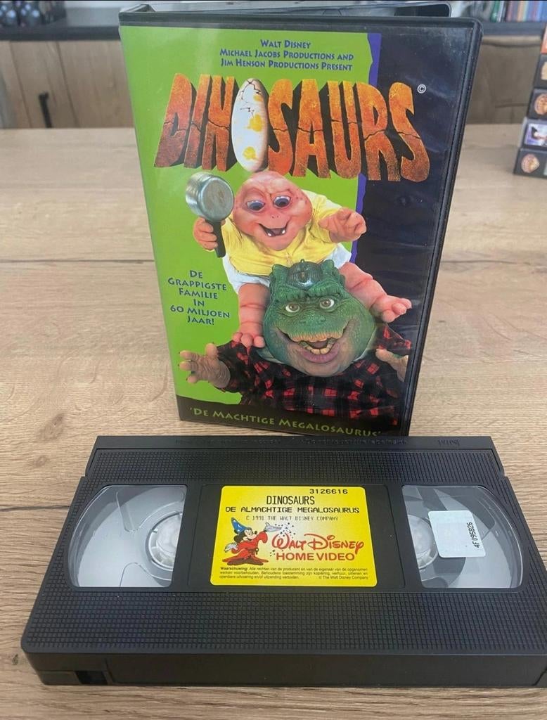 VHS Dinosaurs (Disney) NL, CD & DVD, VHS | Film, Enlèvement ou Envoi, Comme neuf
