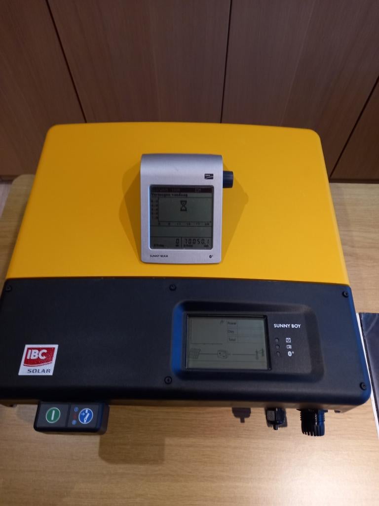 Omvormer voor zonnepanelen, Doe-het-zelf en Bouw, Zonnepanelen en Toebehoren, Ophalen, Zo goed als nieuw