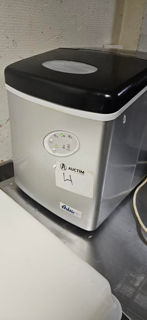 Ijsklontjes machine, Ophalen