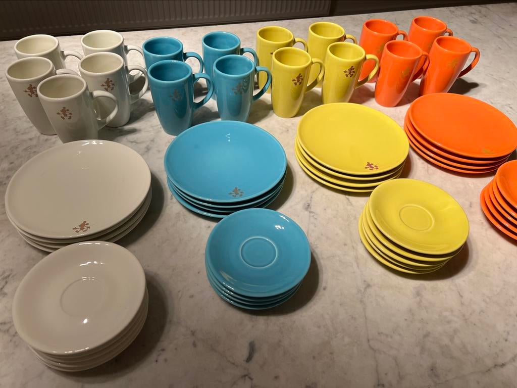 Donaldson Disney gekleurd servies (combi van 4 sets), Huis en Inrichting, Keuken | Servies, Nieuw, Ophalen
