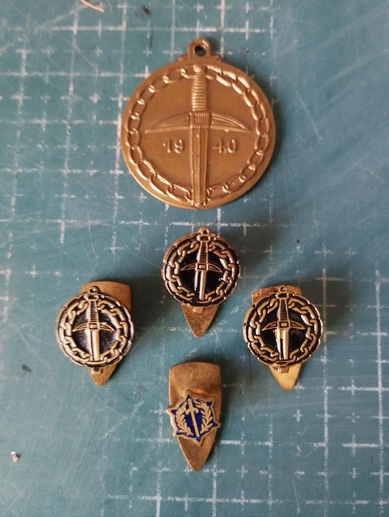 Set de pins., Collections