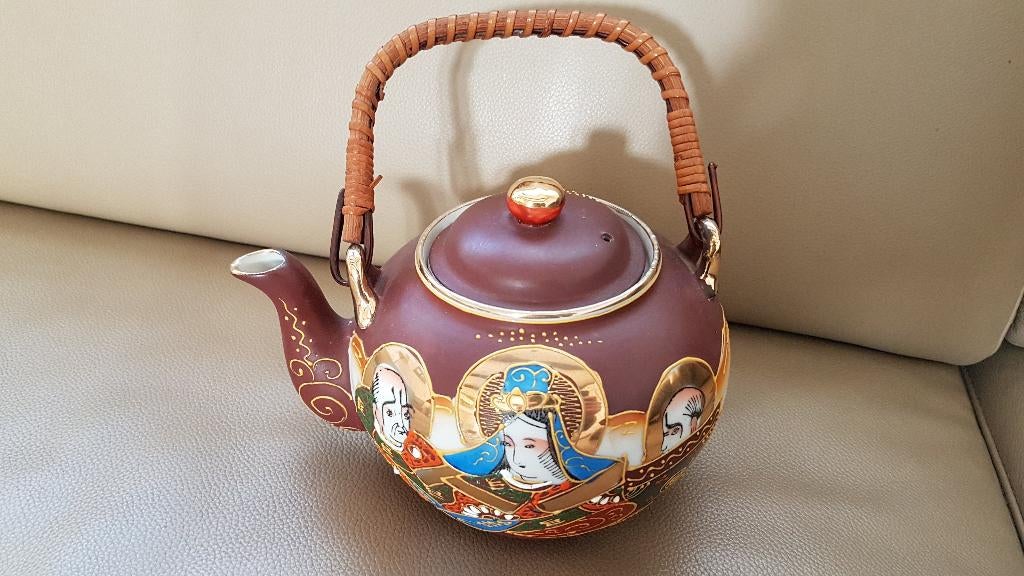 Porseleinen theepotje met de hand geschilderd, Enlèvement