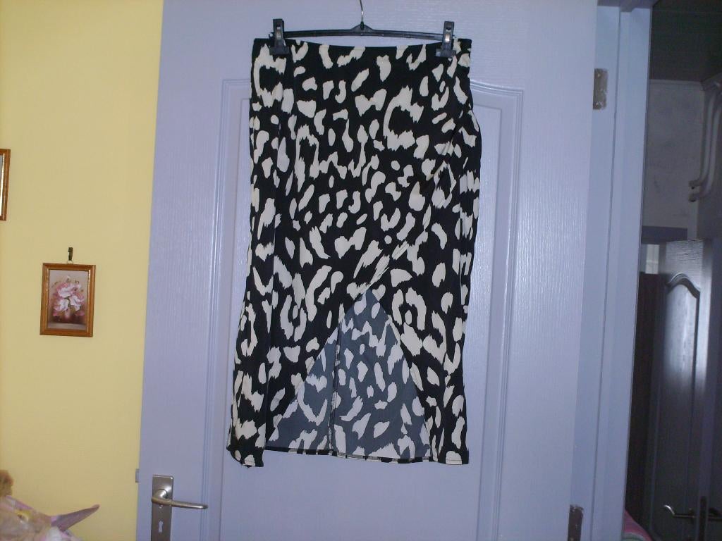 a vendre jupe pour dame, Vêtements | Femmes, Jupes, Enlèvement ou Envoi, Autres couleurs, Sous le genou, Taille 42/44 (L)