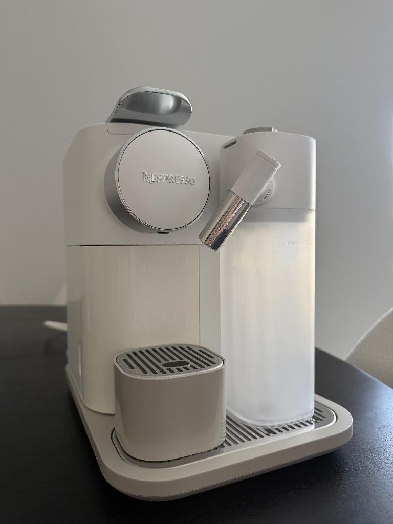 Machine à café De'Longhi Nespresso Gran Lattissima, Réservoir d'eau amovible, Dosettes et capsules de café, 1 tasse, Utilisé