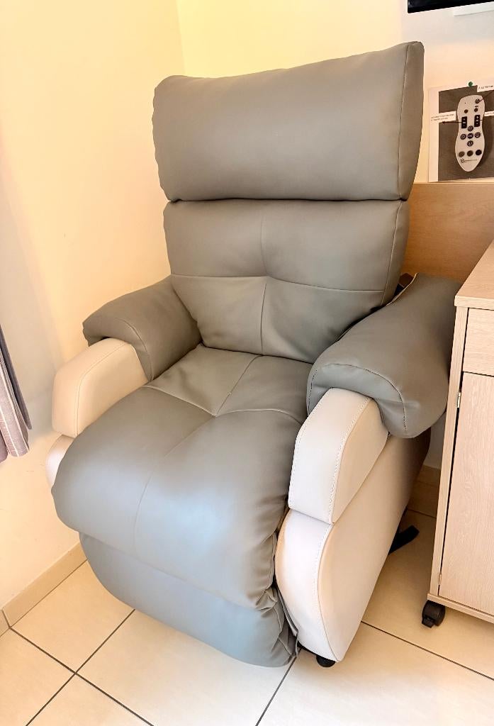 Fauteuil electrique / releveur Innov'SA Cosy excellent état, Maison & Meubles, Enlèvement, Comme neuf, Cuir