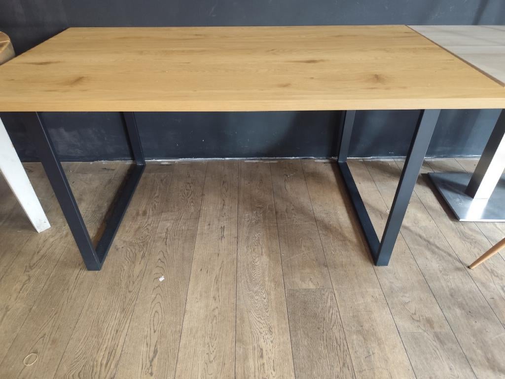 Tafel met ijzeren onderstel., Enlèvement