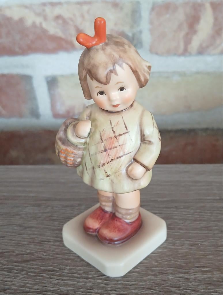 Hummel nr. 479 - I Brought You a Gift - 10 cm - Zie Tekst, Verzamelen, Ophalen of Verzenden, Zo goed als nieuw, Hummel