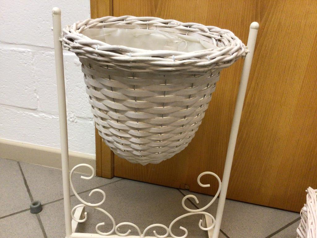 Cache pot sur pied, Enlèvement