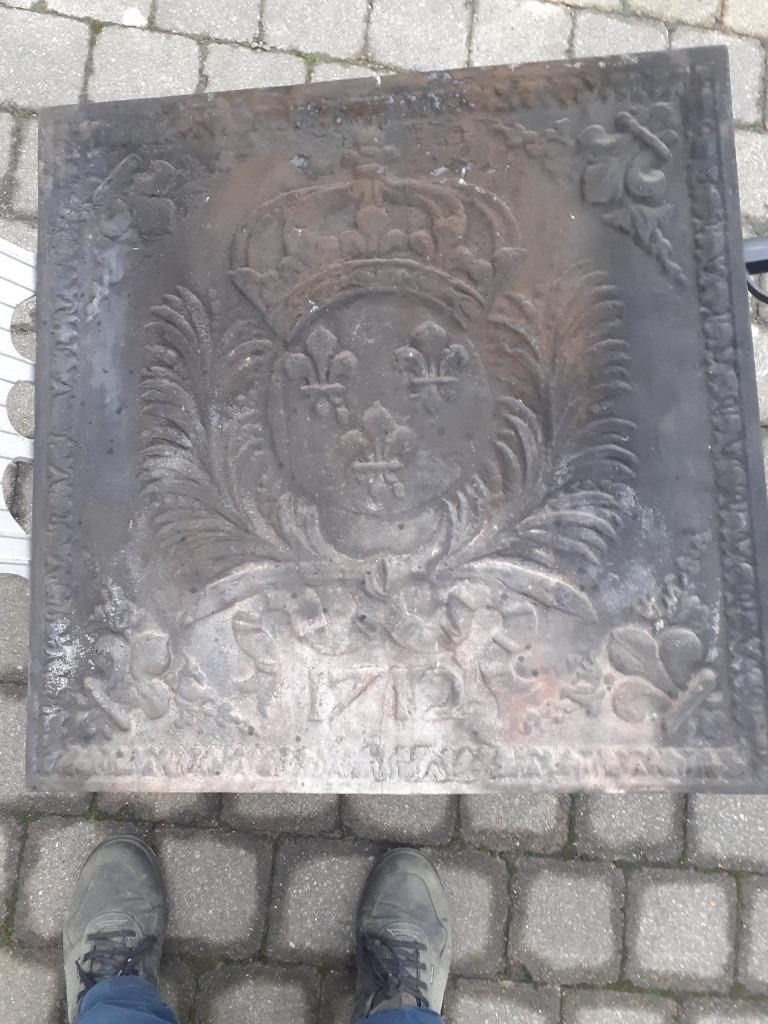 Plaque de cheminée de 1712 avec fleurs de Lys, Enlèvement