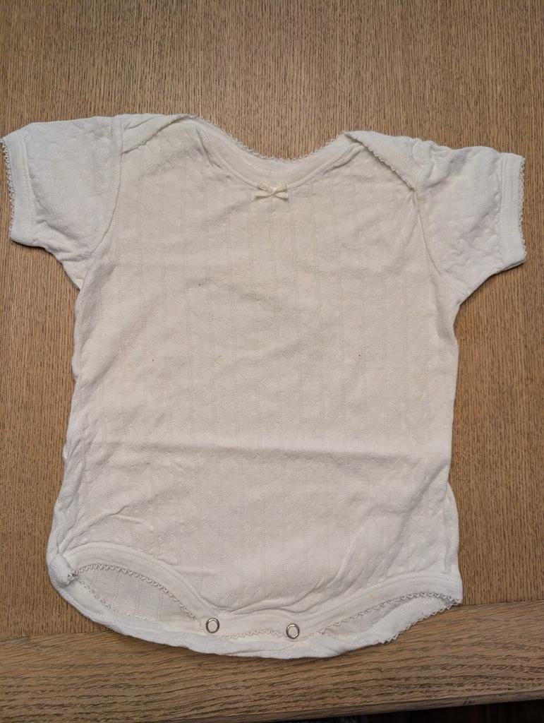 Body bout'chou blanc avec relief taille 86, Bout'chou, Enlèvement ou Envoi, Comme neuf, Vêtements de nuit ou Sous-vêtements