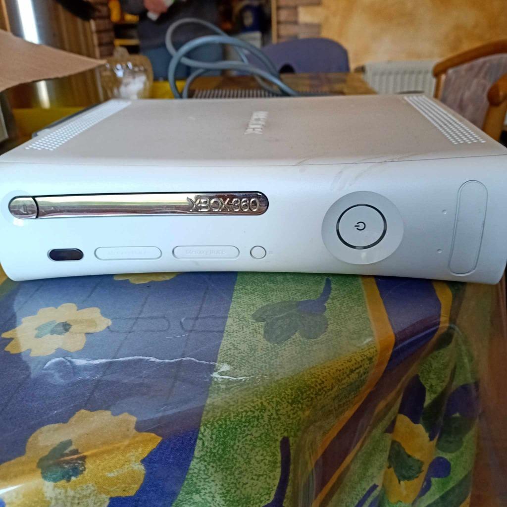console X-Box 360 + 2 jeux, Enlèvement, Utilisé