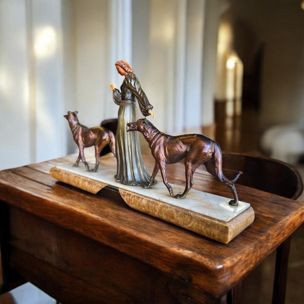 statue art déco vintage : femme avec 2 chiens, Antiquités & Art, Enlèvement ou Envoi