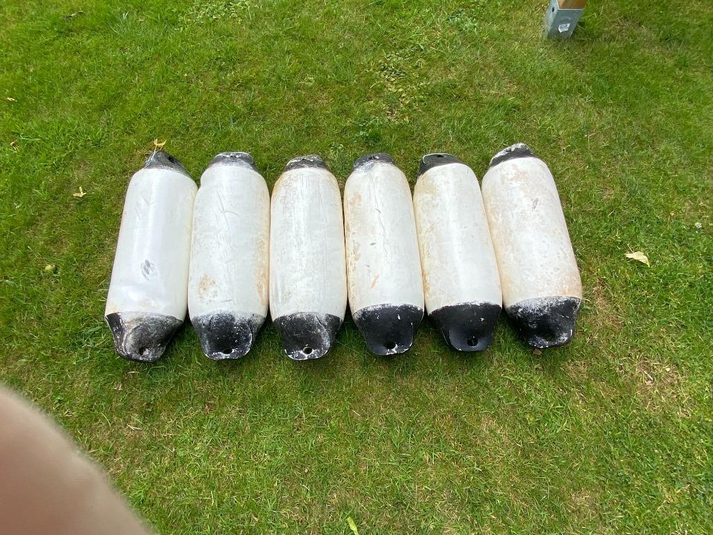 Bot Fender / Bouee, Buiten