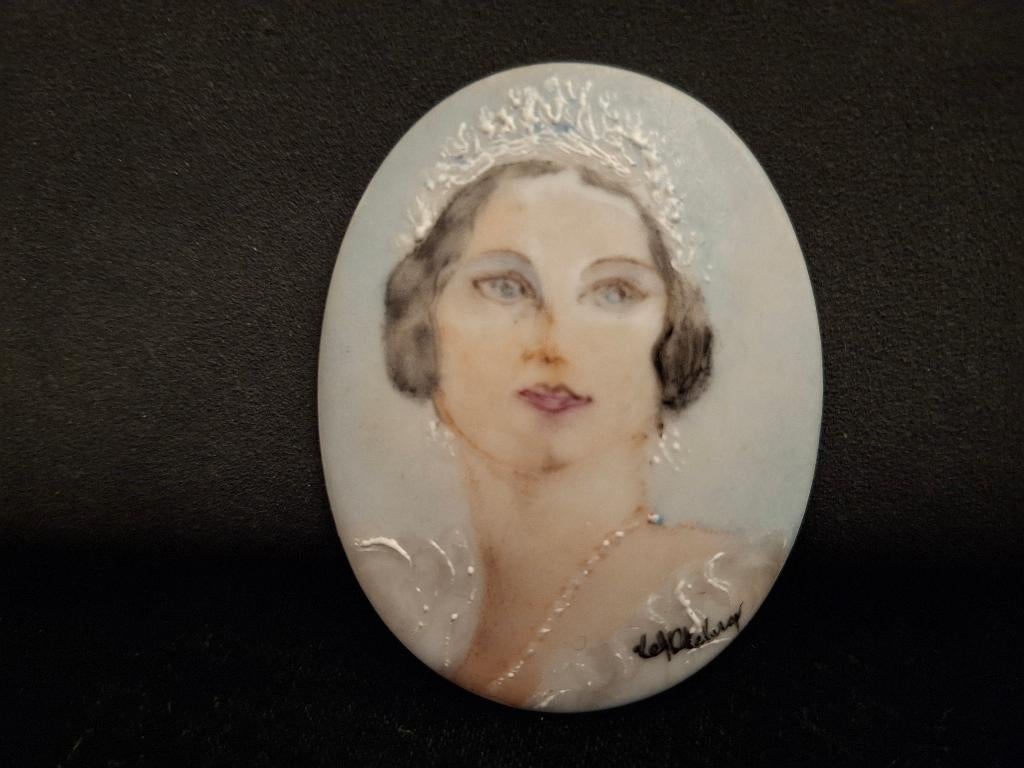 Porseleinen miniatuur schilderij Koningin Astrid, Ophalen of Verzenden, Gebruikt, Overige typen