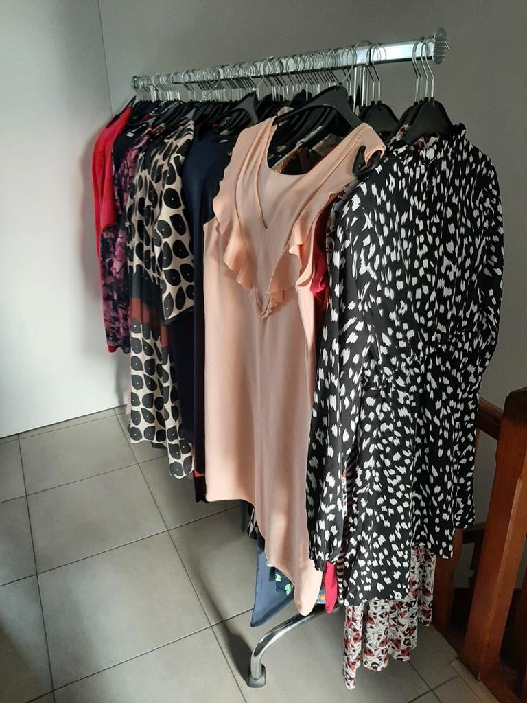 250 kleedjes alle maten . 6 € per stuk of 185 € per 50 stuks, Kleding | Dames, Dames-kledingpakketten, Ophalen of Verzenden, Zo goed als nieuw