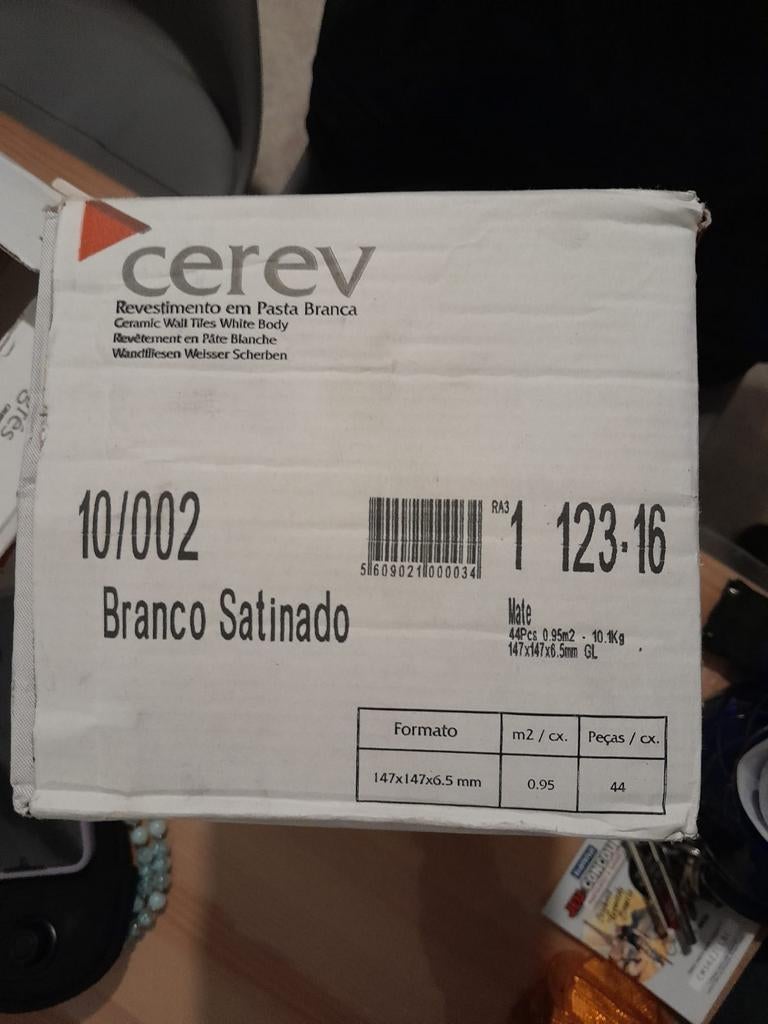 Carrelages blanc, Enlèvement