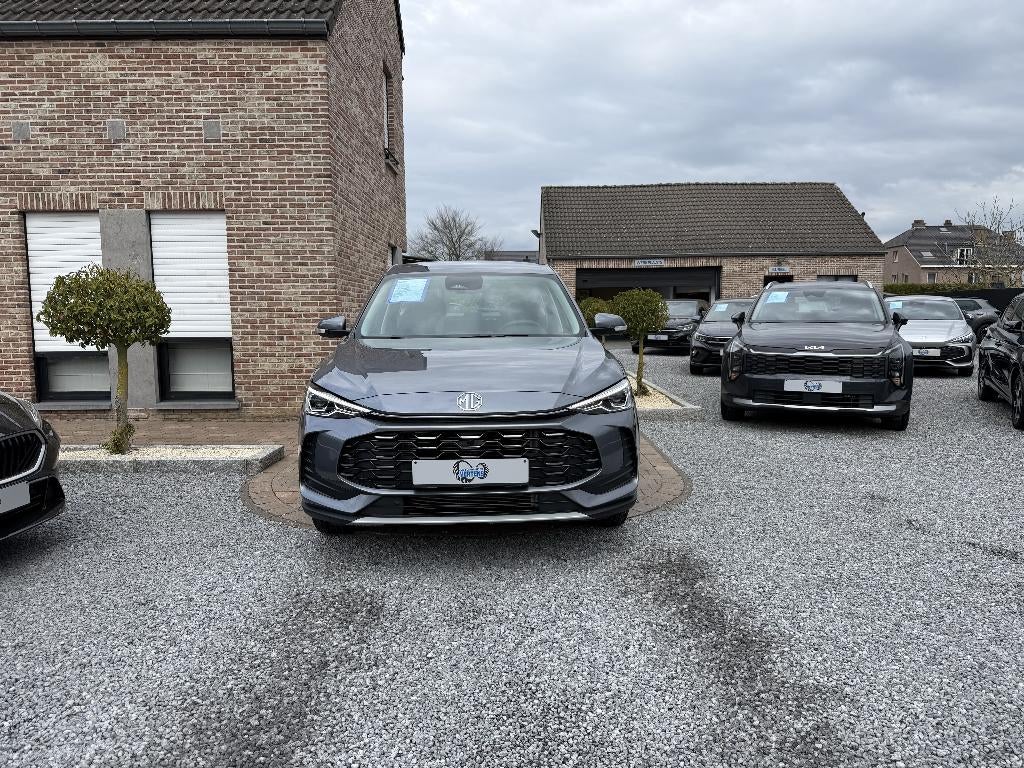 MG ZS 1.5i Comfort 115PK NAV CARPLAY CAM NEW/MODEL 0KM, Autos, MG, Argent ou Gris, Achat, Détection des panneaux routiers, Euro 6