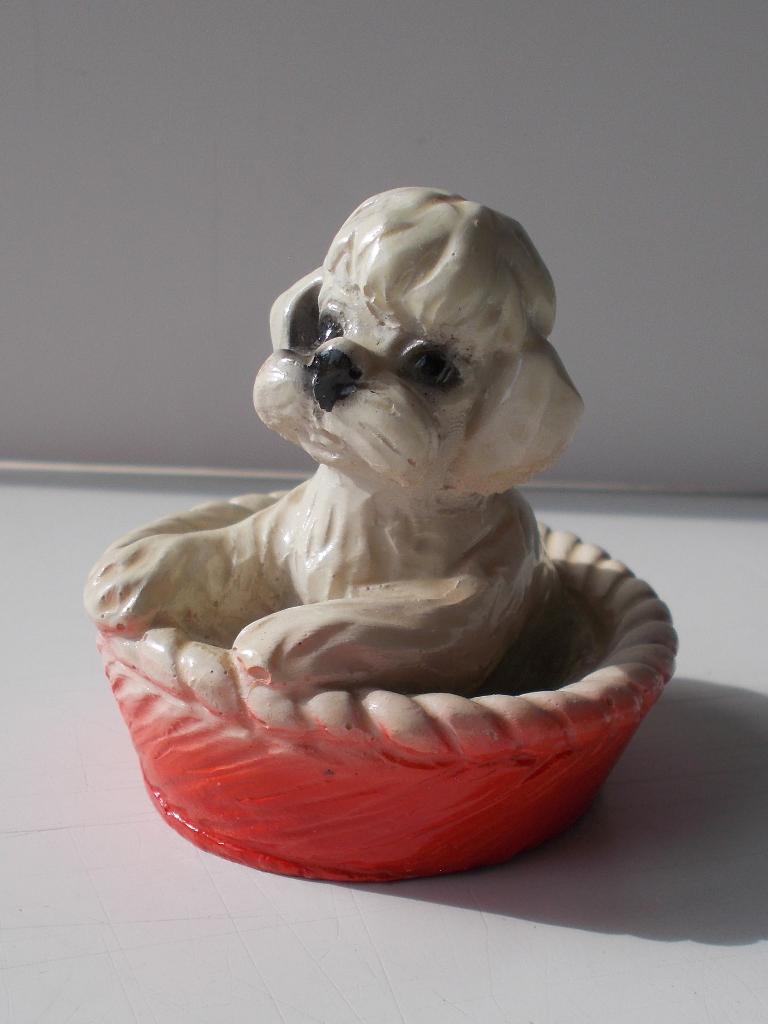 oud mooi beeldje schattige puppie in mandje, Verzamelen, Ophalen of Verzenden, Zo goed als nieuw