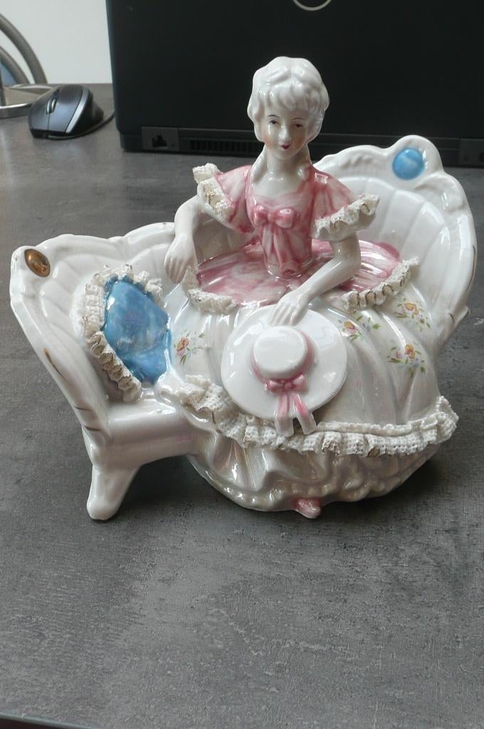 Beeldje van vrouw met hoed (MD20) GERESERVEERD, Antiek en Kunst, Ophalen of Verzenden