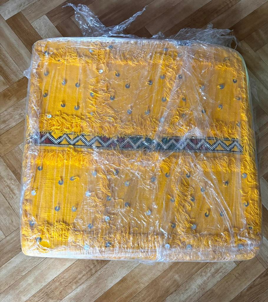 Handgemaakte oranje Marokkaanse Atlas poef, Zo goed als nieuw, Stof, 50 tot 75 cm, Vierkant