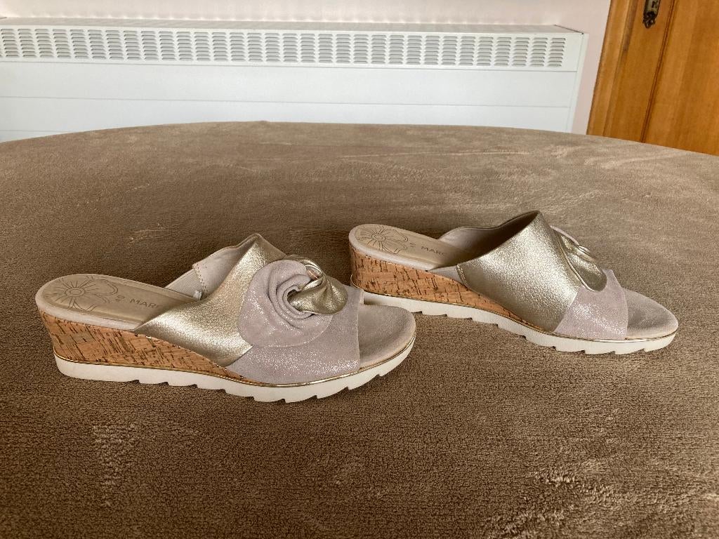 Beige met gouden muiltjes, merk : Marco Tozzi, maat 40, Slippers, Beige, Marco Tozzi, Ophalen of Verzenden