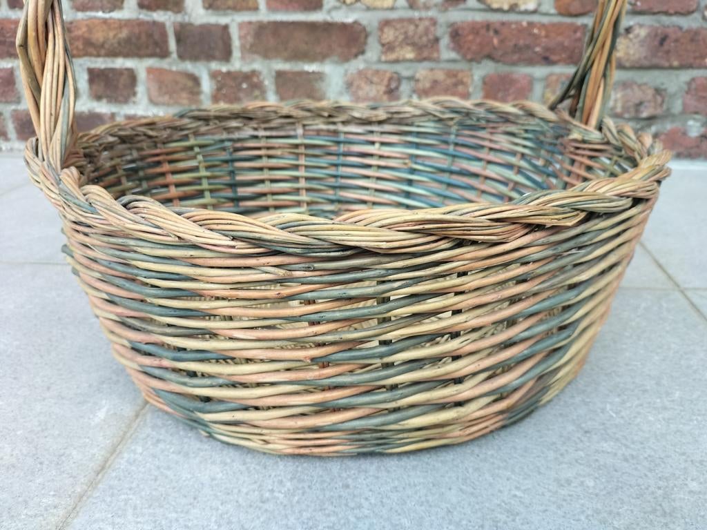Grote veelkleurige rieten mand., Huis en Inrichting, Woonaccessoires | Schalen en Manden, Ophalen, Riet, Mand