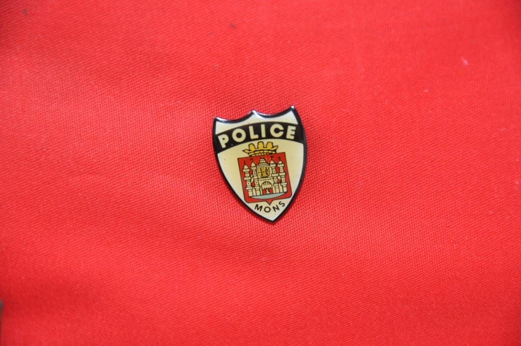 pin's police de mons (x2004), Collections, Broches, Pins & Badges, Enlèvement ou Envoi, Comme neuf, Autres sujets/thèmes, Insigne ou Pin's