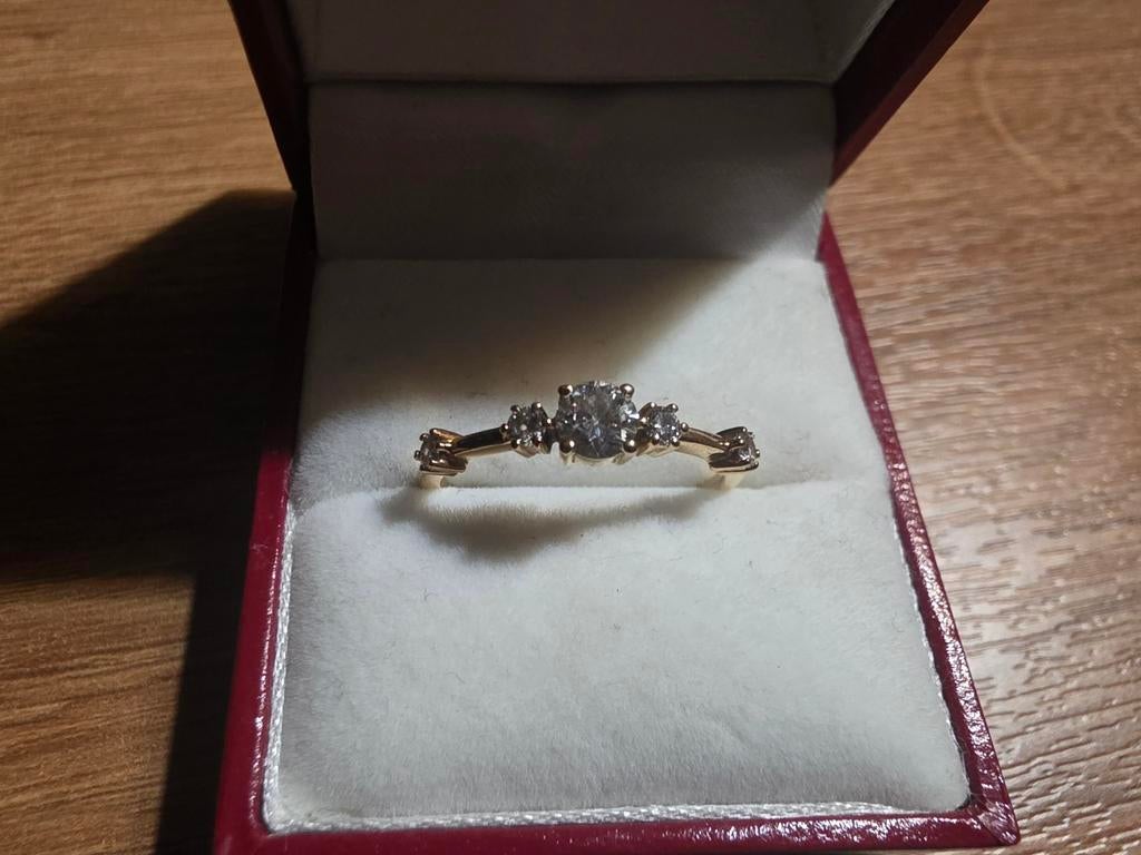 Trouwring verlovingsring 18 kt goud 5 diamanten van 0.45, Handtassen en Accessoires, Ringen, Ophalen, 18 tot 19, Zo goed als nieuw