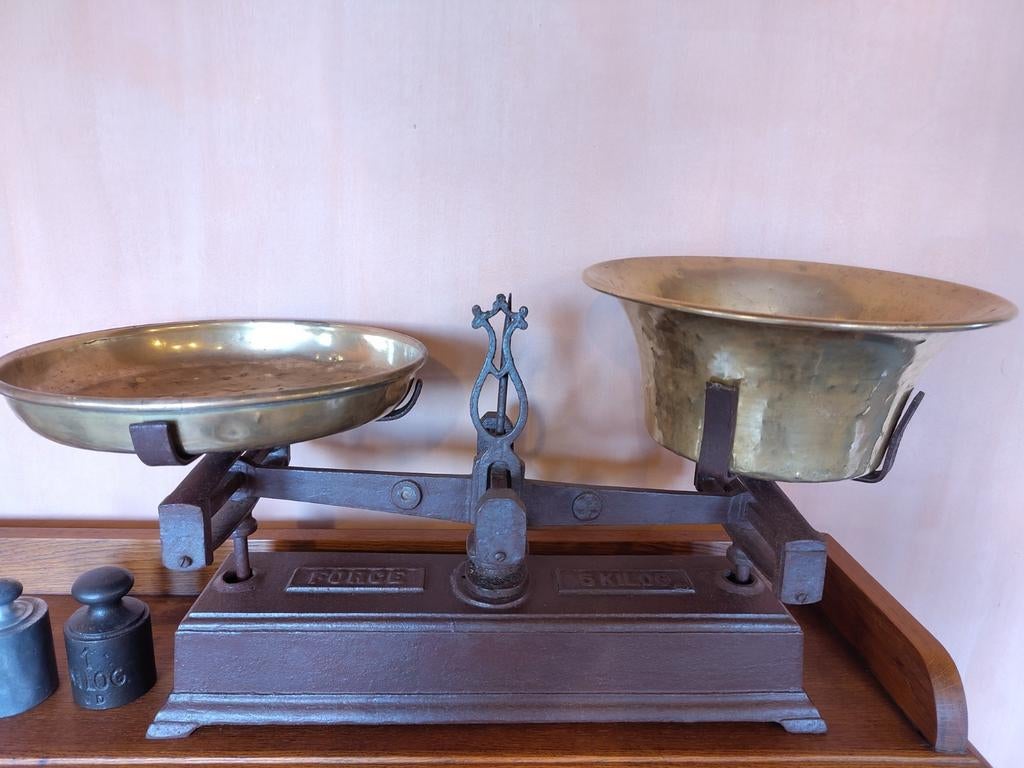 Balance domestique ancienne avec balances en cuivre, Antiquités & Art, Antiquités | Ustensiles de cuisine, Enlèvement