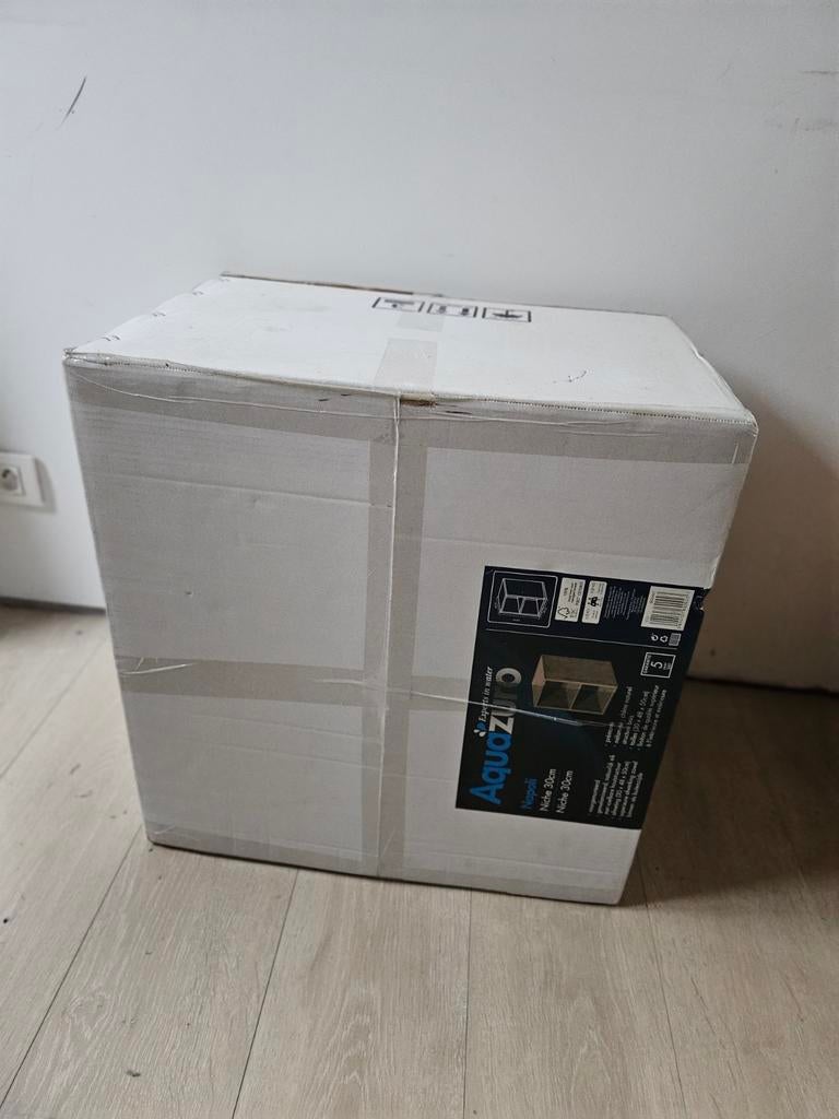 Nieuw in de verpakking, voorgemonteerde nichekast Aquazuro., Maison & Meubles, Salle de bain | Meubles de Salle de bain, Enlèvement