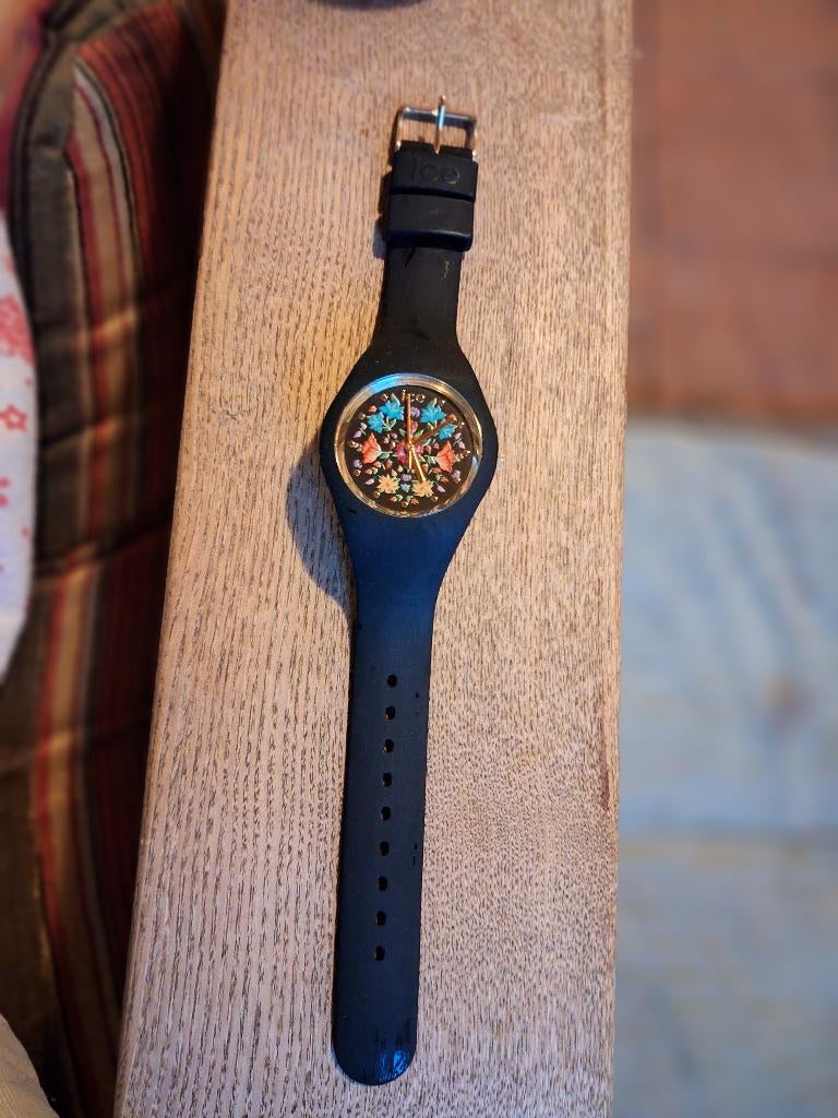 Montre Icewatch Moyenne Neuve., Handtassen en Accessoires, Horloges | Dames, Overige materialen, Polshorloge, Swatch, Nieuw