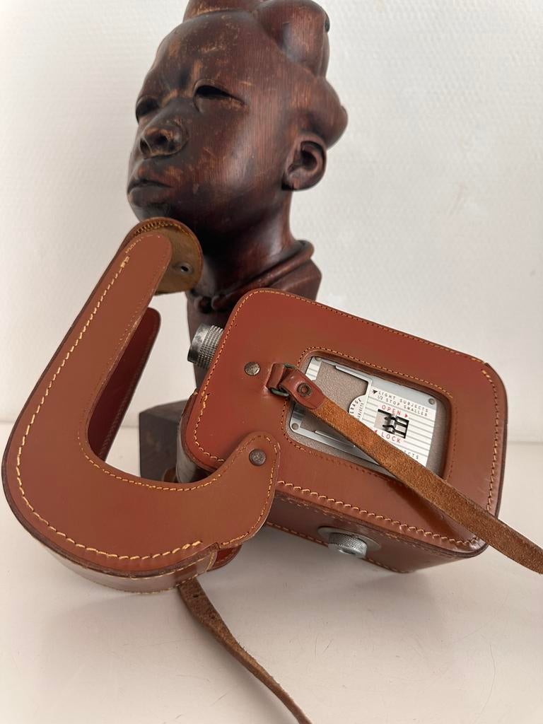 Caméra argentique de la femme d'un anthropologue, Envoi