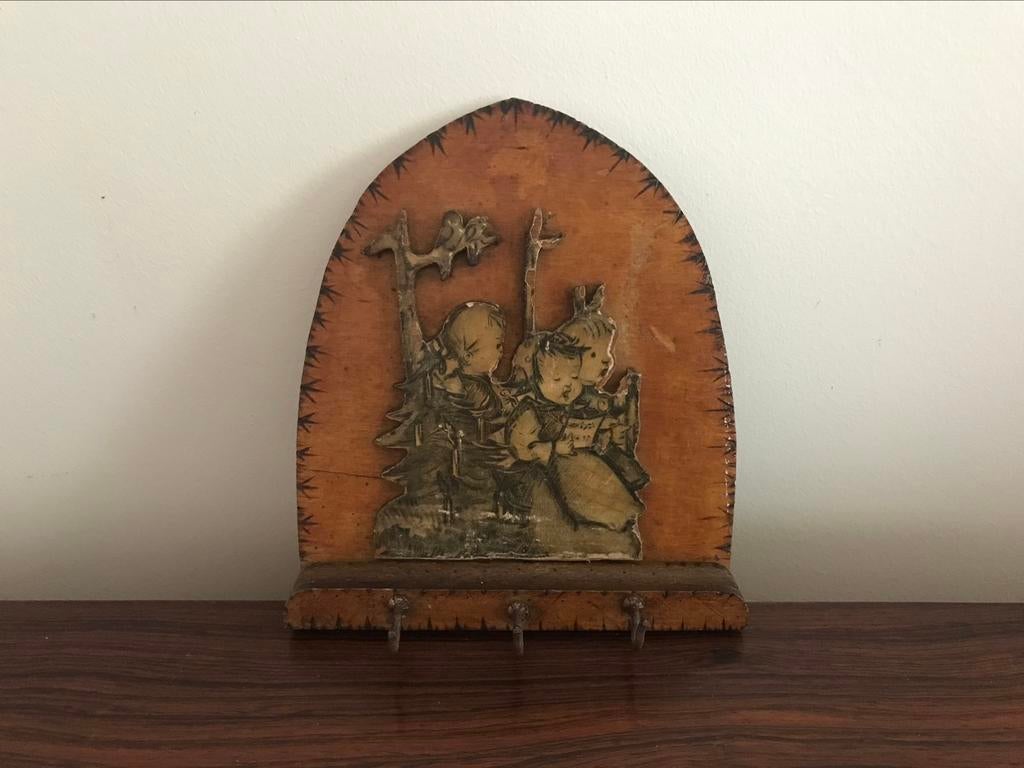 Oud houten wand kapstokje voor sleutels kindjes “ hummel “, Ophalen of Verzenden