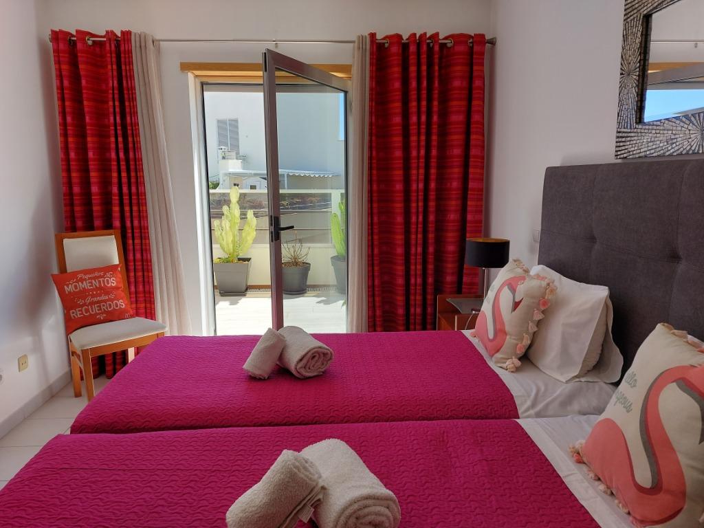 2 x couvre-lit couverture 1 pers rose réversible, foncé clai, Enlèvement ou Envoi, Rose, Couverture ou Couette, Une personne