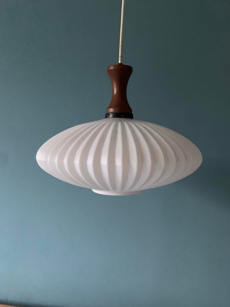 Lampe opaline et teck suspension vintage 60’s 70’s, Enlèvement ou Envoi, Verre