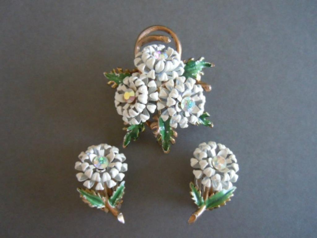 Ensemble broche vintage et boucles d'oreilles à clip - fleur, Bijoux, Sacs & Beauté, Enlèvement ou Envoi, Comme neuf, 4 à 7 cm