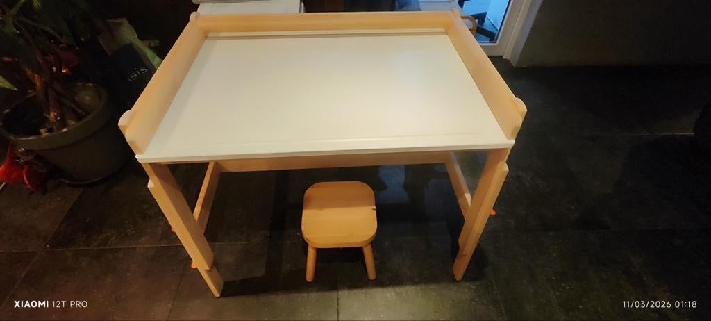Evoluerend houten bureau voor kinderen (Flisat IKEA)