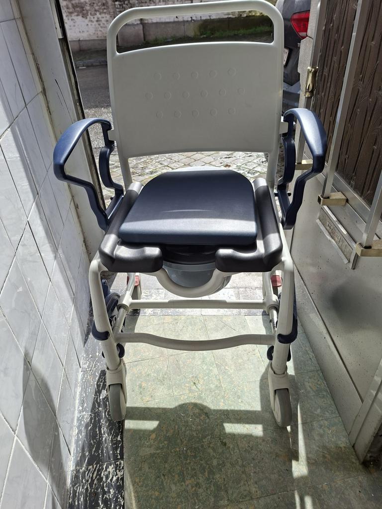 Chaise percée, Divers, Enlèvement