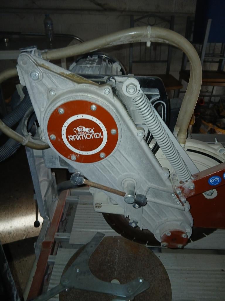 Coupe carrelage a eaux