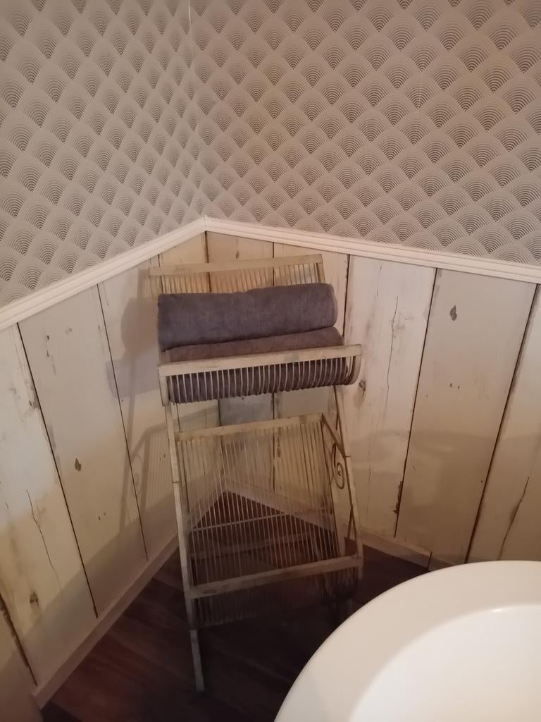 Handdoekrek badkamer/ tijdschriftrek, Huis en Inrichting, Badkamer | Badkamermeubels, Ophalen