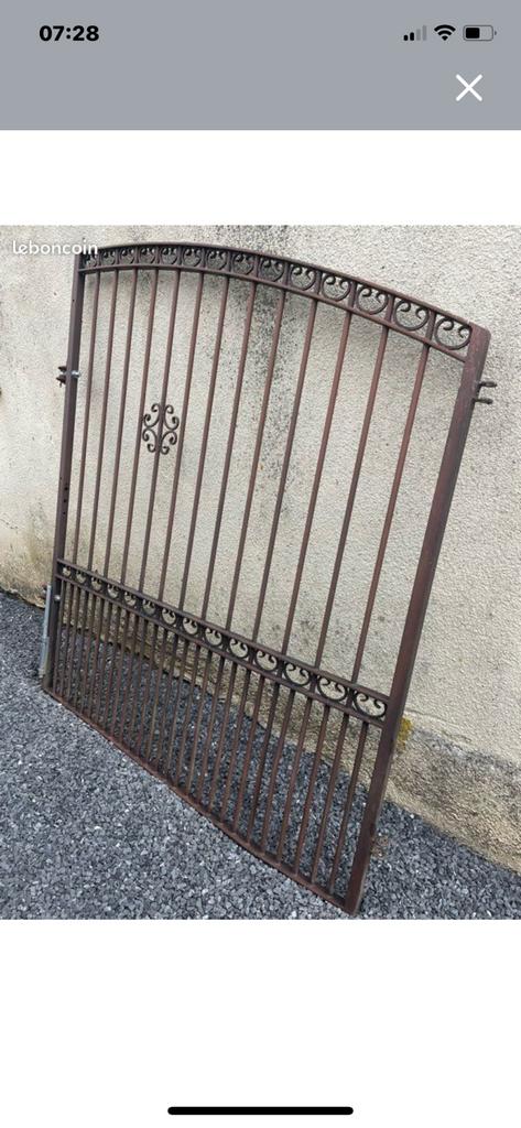 J Portail fer forgé et poteau.   1 battant légèrement plié, Enlèvement ou Envoi, Comme neuf
