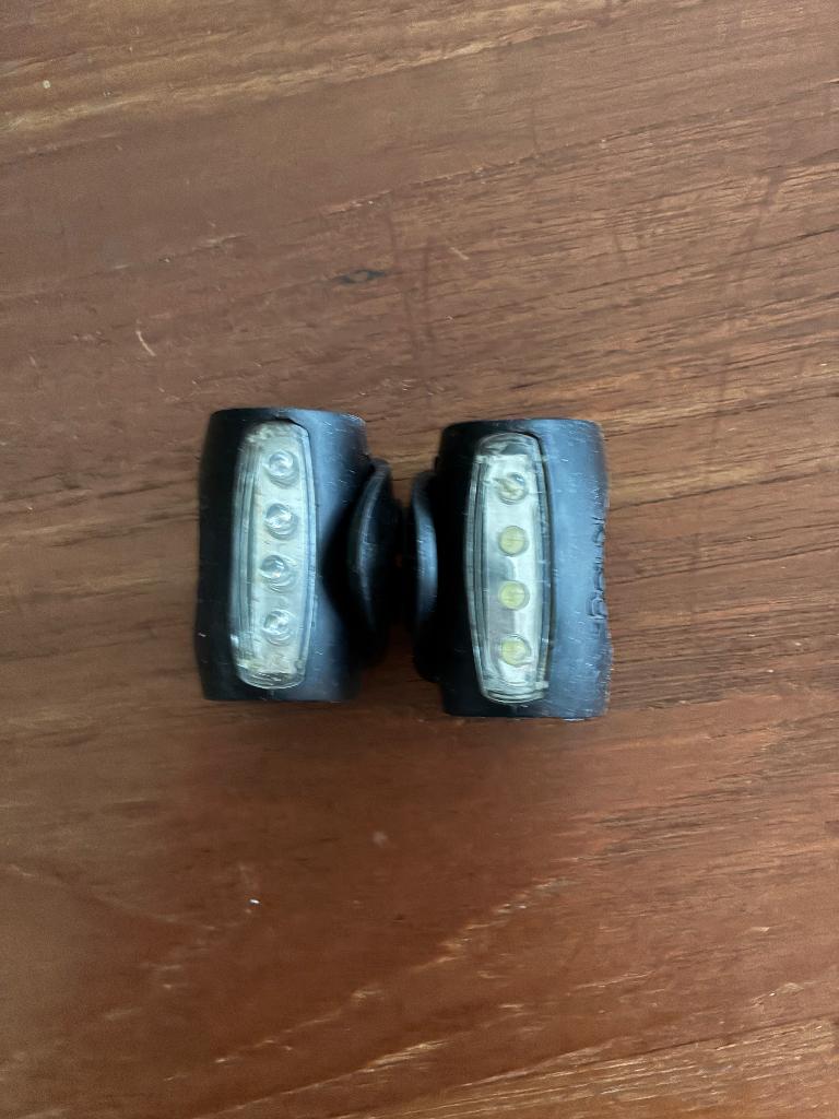 Feux de vélo Knog Frog - Éclairage avant et arrière pratique, Vélos & Vélomoteurs, Enlèvement ou Envoi, Utilisé, Batterie, Set d'éclairage