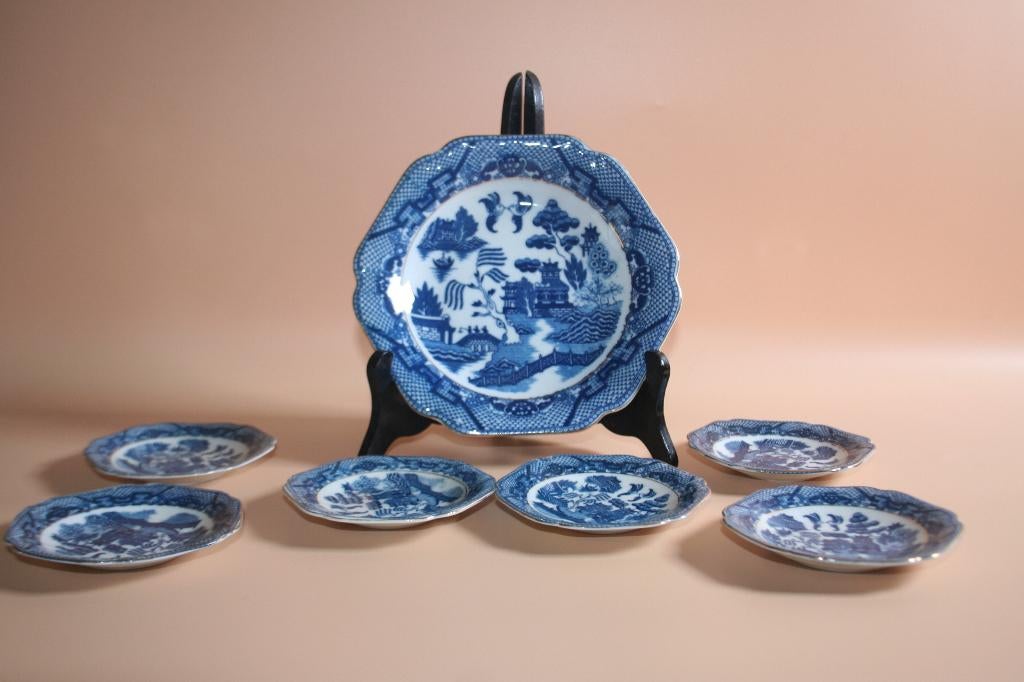 Set borden Japan Blue Willow & Pagoda w/ 2 Birds, Antiek en Kunst, Antiek | Servies compleet, Ophalen