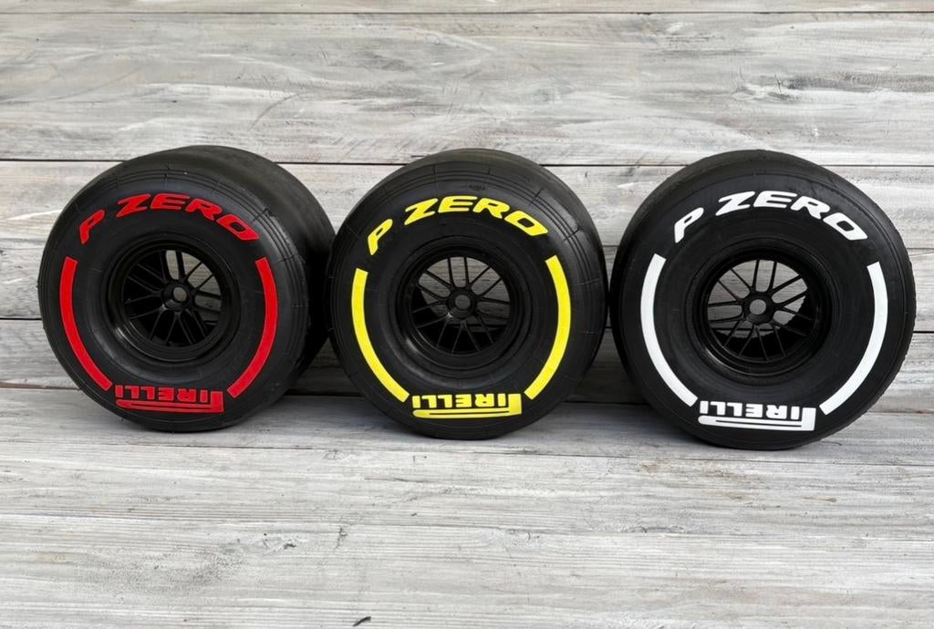 F1 Pirelli banden met velg zwart. Soft medium hard, Verzamelen, Ophalen of Verzenden, Nieuw, Formule 1
