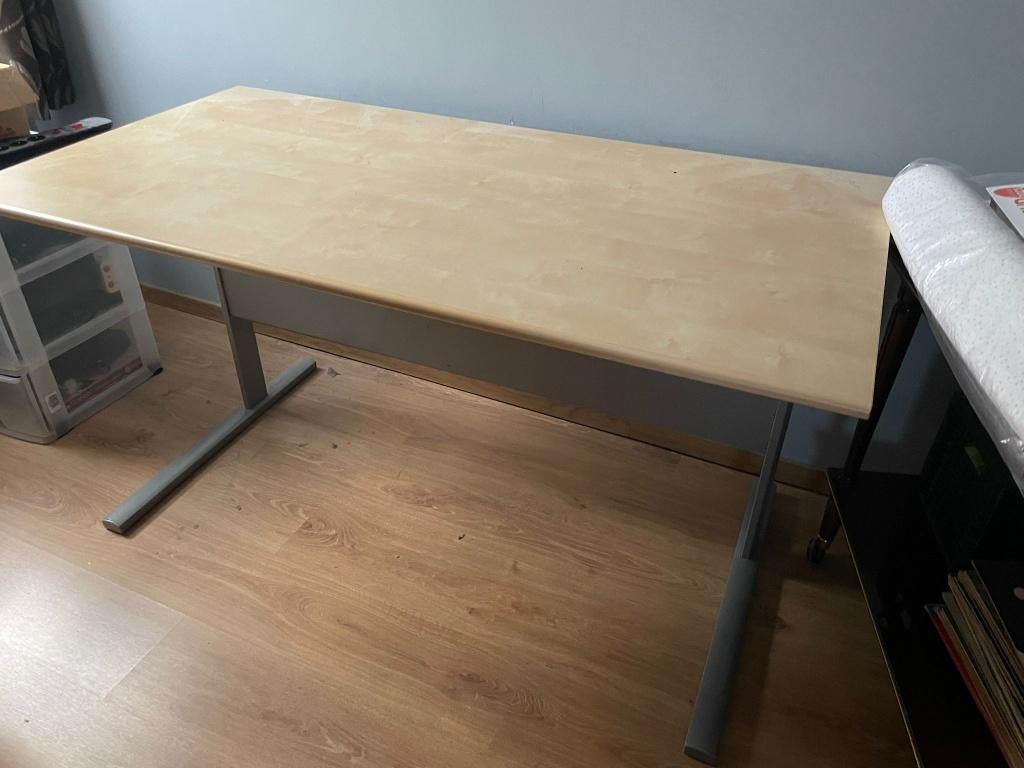 Bureau IKEA 138x72 – avec cache-câbles – bon état, Maison & Meubles, Bureaux, Comme neuf, Enlèvement, IKEA, Goulotte de câbles