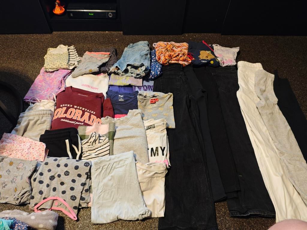 Lot meisjes kleding maat 146 ....38 stuks, Ophalen